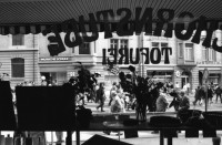 Image of sheet 19890370 photo 18: Frau steht eingepackt in der Sonne. Welteinheit durch Weltordnung' steht da auf einer Tafel einer religiösen Sekte. Ein Karton AKW wird an der Demonstration gegen Atomkraftwerke herumgetragen. Transparent: 'Für die sofortige Stilllegung der herrschenden Klasse' Portrait von Viktor Braun. Giovanni Schuhmacher mit Fahne und dem Anarchisten A vor Bundeshaus in Bern. Eine Frau muss über die Abschrankung der Polizei auf den Bundeshausplatz steigen . Meine Bilder im Hotel Bern. Nicaragua von sieben Schweizer Photographen und Photographinnen. Reithalle Interieur Skateborder Bern 1989