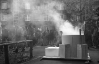 Image of sheet 19890370 photo 21: Frau steht eingepackt in der Sonne. Welteinheit durch Weltordnung' steht da auf einer Tafel einer religiösen Sekte. Ein Karton AKW wird an der Demonstration gegen Atomkraftwerke herumgetragen. Transparent: 'Für die sofortige Stilllegung der herrschenden Klasse' Portrait von Viktor Braun. Giovanni Schuhmacher mit Fahne und dem Anarchisten A vor Bundeshaus in Bern. Eine Frau muss über die Abschrankung der Polizei auf den Bundeshausplatz steigen . Meine Bilder im Hotel Bern. Nicaragua von sieben Schweizer Photographen und Photographinnen. Reithalle Interieur Skateborder Bern 1989