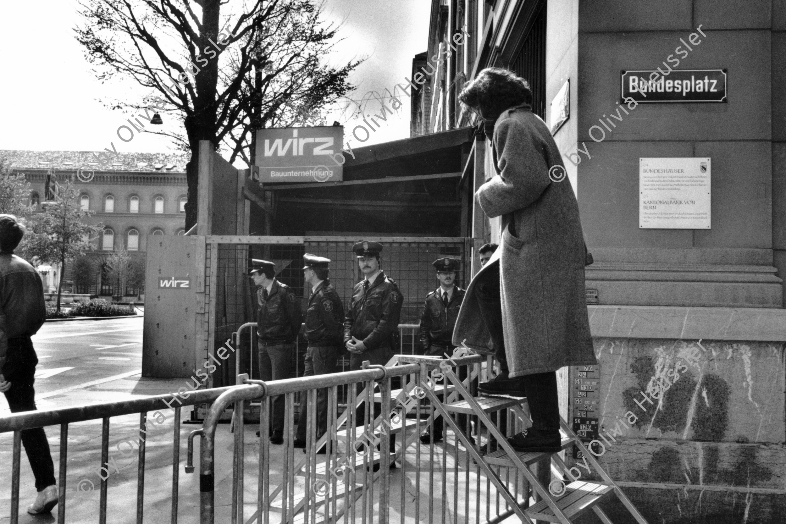 Image of sheet 19890370 photo 27: Frau überquert Polizeiabschrankungen während Demo auf dem Bundesplatz in Bern. 04.89  political police observation state city council woman visitor cross in front of the Bundeshaus. Switzerland Schweiz capital 1989 √