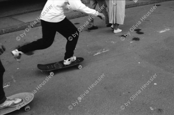 Image of sheet 19890370 photo 4: Frau steht eingepackt in der Sonne. Welteinheit durch Weltordnung' steht da auf einer Tafel einer religiösen Sekte. Ein Karton AKW wird an der Demonstration gegen Atomkraftwerke herumgetragen. Transparent: 'Für die sofortige Stilllegung der herrschenden Klasse' Portrait von Viktor Braun. Giovanni Schuhmacher mit Fahne und dem Anarchisten A vor Bundeshaus in Bern. Eine Frau muss über die Abschrankung der Polizei auf den Bundeshausplatz steigen . Meine Bilder im Hotel Bern. Nicaragua von sieben Schweizer Photographen und Photographinnen. Reithalle Interieur Skateborder Bern 1989