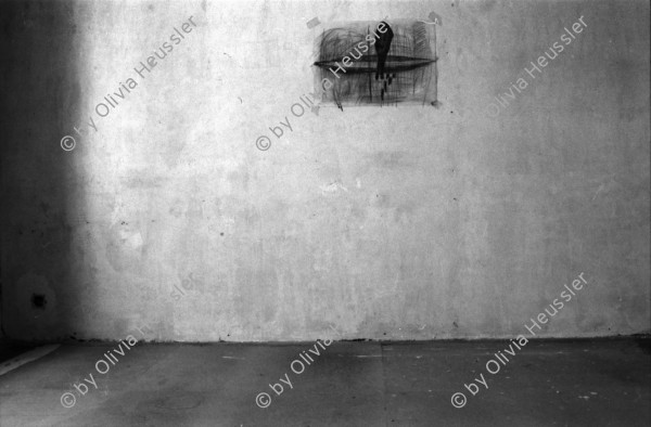 Image of sheet 19890380 photo 15: Abbruch bei Aarau. In der SBB. An der Limmatstrasse 217 stehen bereits die neuen Vakuum Fenster bereit. Im Treppenhaus. Das von der Wirtin zerschnittene Transparent wird zum Vorhang. Der Kopf ist von Susan Büchi gemalt. Im Erismannhof untersuchen Kinder den Abfallberg zwischen den Containern. Das Nordostschweizerische Kraftwerk (NOK) und Atomkraftwerk in Beznau Kanton Aargau feiert sein 70 jähriges Bestehen. Der Präsident spricht vor den geladenen Gästen. Der Kommandoraum. Zürich 1989