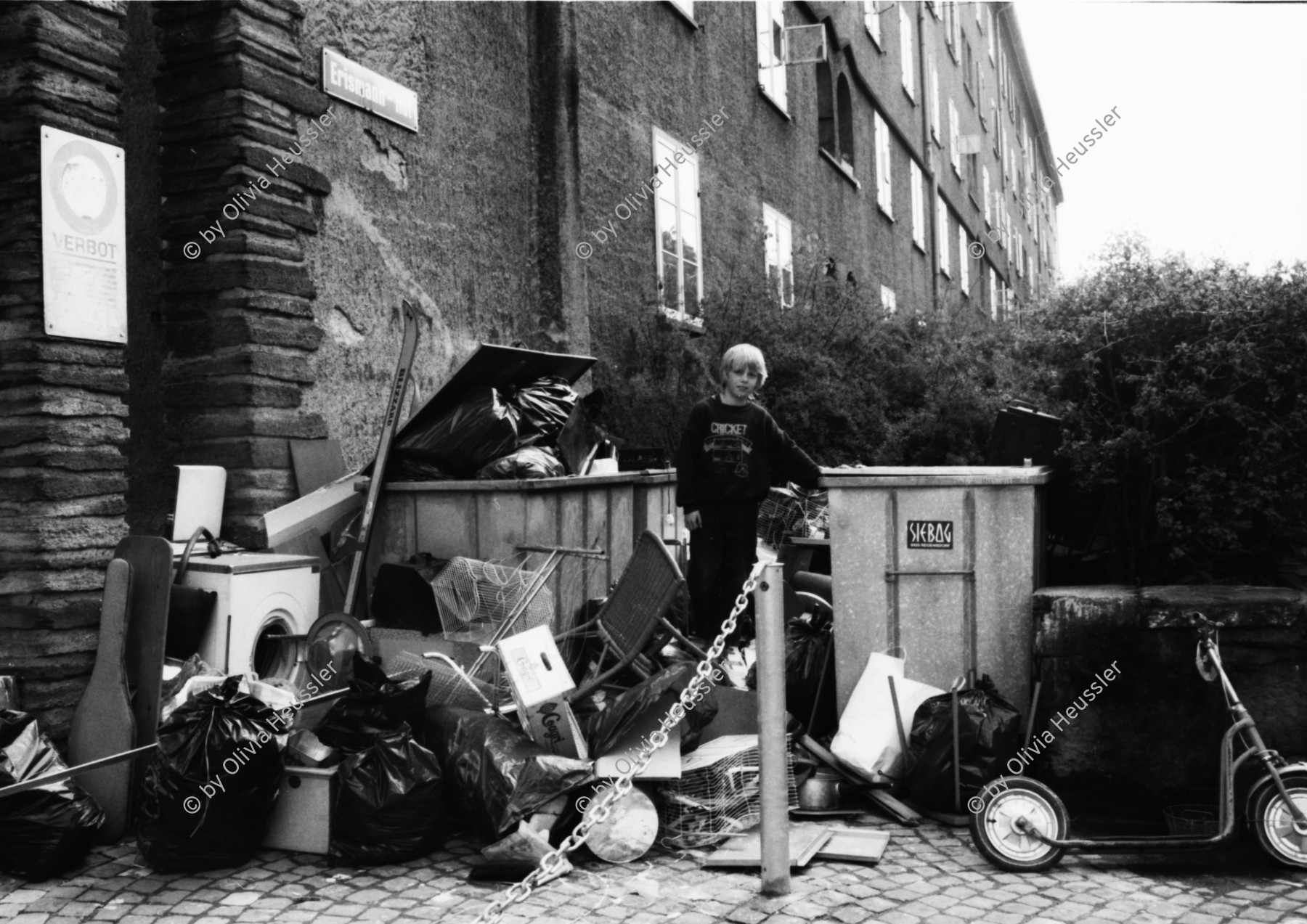 Image of sheet 19890380 photo 22: Im Erismannhof untersuchen Kinder den Abfallberg zwischen den Containern. Zürich 1989
Wohnen Leben Buben Jungen