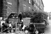Image of sheet 19890380 photo 23: Im Erismannhof untersuchen Kinder den Abfallberg zwischen den Containern containering Zürich 1989 √ Schweiz Switzerland Europe housing kids children Aussersihl Kreis vier 4