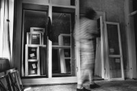 Image of sheet 19890380 photo 9: Das Haus An der Limmatstrasse 217 ist besetzt. Es stehen bereits die neuen Vakuum Fenster bereit. Zürich Kreis 5 1989 √
Wohnungsnot Wohnen Besetzung Hausbesetzung housing occupied house Schweiz Switzerland Europe fünf