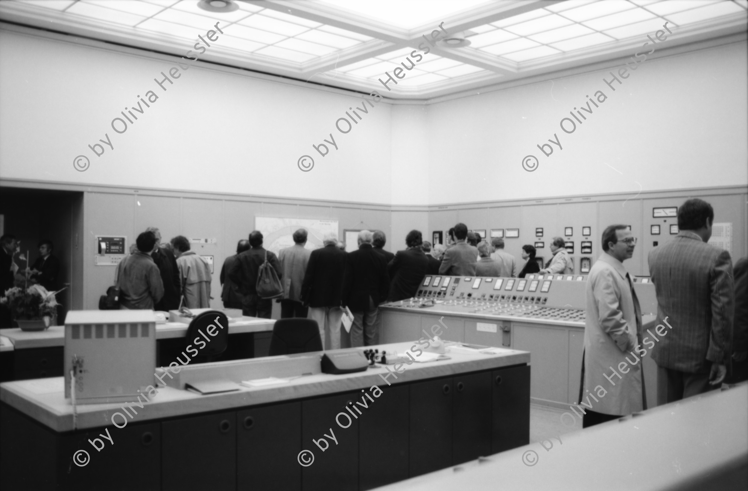 Image of sheet 19890390 photo 15: Das AKW in Beznau. Kontrollraum. Anlage. Wasserkraftwerk. Turbinen. Zwei Verantwortliche erklären die Geschichte Nordostschweizerische Kraftwerke AG (NOK) tritt ab 1. Oktober 2009 neu unter dem Namen Axpo AG auf. 
Sie besitzt einen SBB Wagen als Museum und zur Werbung. Publicity
Die Nordostschweizerische Kraftwerke NOK feiern ihr 70. Jubiläum. Im Komandoraum des Wasserkraftwerks. Beznau Aargau Schweiz. 04.89 1989