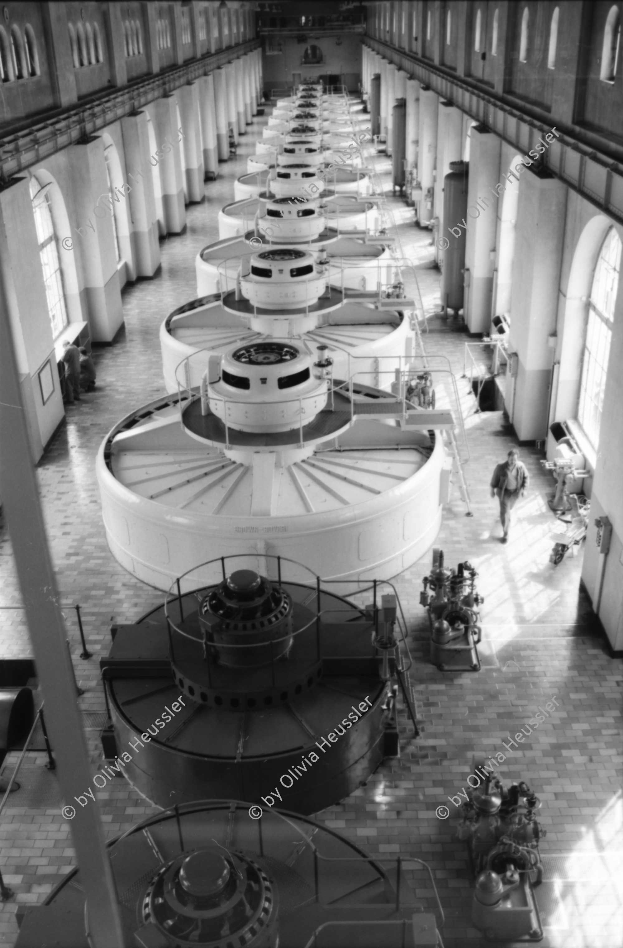 Image of sheet 19890390 photo 19: Das AKW in Beznau. Kontrollraum. Anlage. Wasserkraftwerk. Turbinen. Zwei Verantwortliche erklären die Geschichte Nordostschweizerische Kraftwerke AG (NOK) tritt ab 1. Oktober 2009 neu unter dem Namen Axpo AG auf. 
Sie besitzt einen SBB Wagen als Museum und zur Werbung. Publicity
Die Nordostschweizerische Kraftwerke NOK feiern ihr 70. Jubiläum. Im Komandoraum des Wasserkraftwerks. Beznau Aargau Schweiz. 04.89 1989