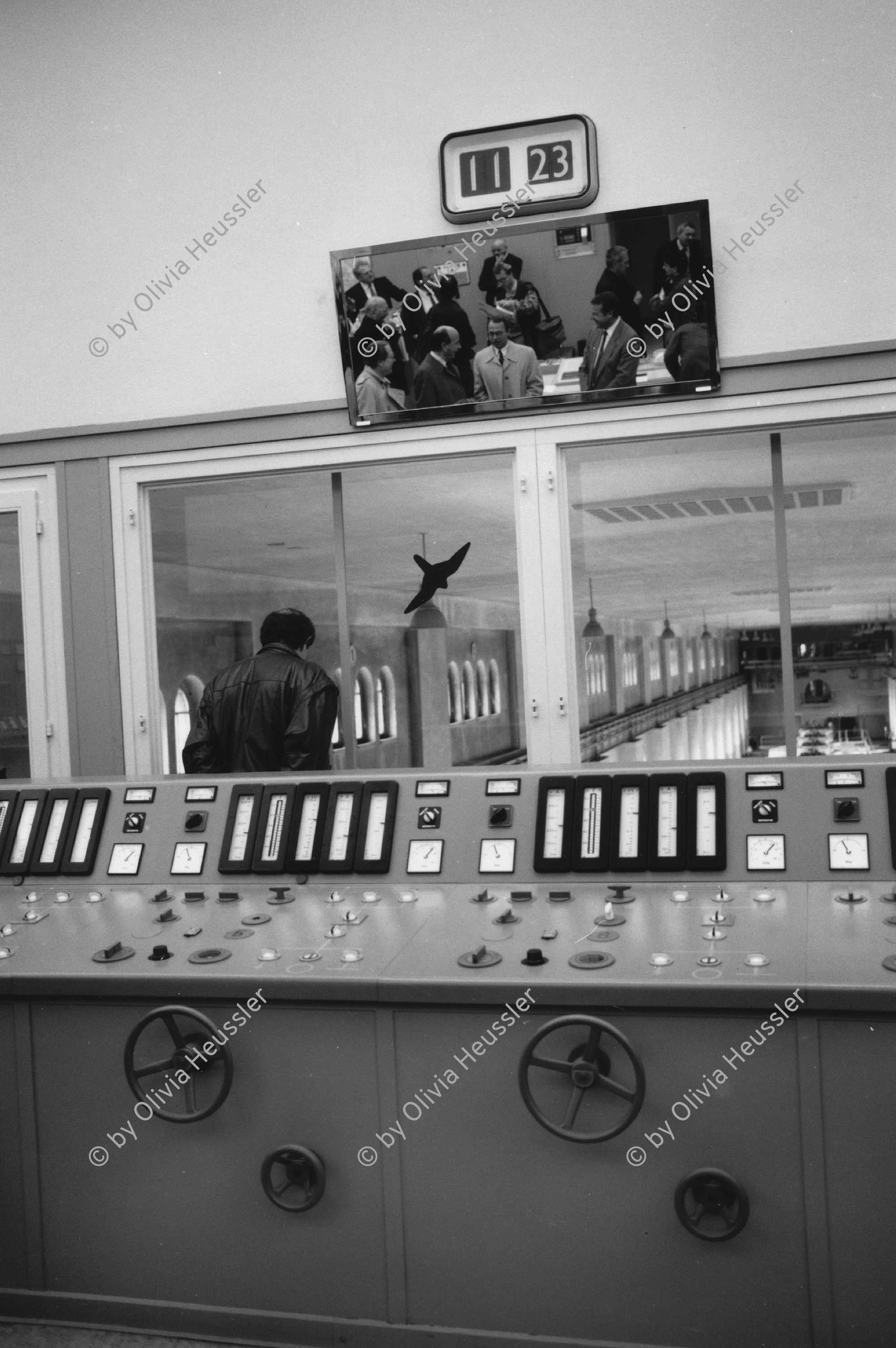 Image of sheet 19890390 photo 21: Die Nordostschweizerische Kraftwerke NOK feiern ihr 70. Jubiläum. Im Komandoraum des Wasserkraftwerks. Beznau Aargau Schweiz. 04.89 1989 √

Die Nordostschweizerische Kraftwerke AG (NOK) tritt ab 1. Oktober 2009 neu unter dem Namen Axpo AG auf.