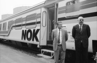 Image of sheet 19890390 photo 30: Das AKW in Beznau. Kontrollraum. Anlage. Wasserkraftwerk. Turbinen. Zwei Verantwortliche erklären die Geschichte Nordostschweizerische Kraftwerke AG (NOK) tritt ab 1. Oktober 2009 neu unter dem Namen Axpo AG auf. 
Sie besitzt einen SBB Wagen als Museum und zur Werbung. Publicity
Die Nordostschweizerische Kraftwerke NOK feiern ihr 70. Jubiläum. Im Komandoraum des Wasserkraftwerks. Beznau Aargau Schweiz. 04.89 1989