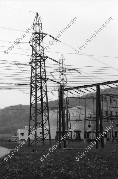 Image of sheet 19890390 photo 6: Das AKW in Beznau. Kontrollraum. Anlage. Wasserkraftwerk. Turbinen. Zwei Verantwortliche erklären die Geschichte Nordostschweizerische Kraftwerke AG (NOK) tritt ab 1. Oktober 2009 neu unter dem Namen Axpo AG auf. 
Sie besitzt einen SBB Wagen als Museum und zur Werbung. Publicity
Die Nordostschweizerische Kraftwerke NOK feiern ihr 70. Jubiläum. Im Komandoraum des Wasserkraftwerks. Beznau Aargau Schweiz. 04.89 1989