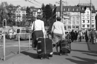 Image of sheet 19890400 photo 24: Die städtische Siedlung Erismannhof wurde 1926 erbaut und dieses Jahr renoviert. Sie steht eingerüstet. Alt Stadtpräsident Landoltbeobachtete kurz die Bestzung des Neumarkt Theaters durch Kurdische Flüchtlinge. Die BesetzerInnen bekommen Besuch. Ein Jogger am Limmatquai. Ein Obdachloser Mann auf einer öffentlichen Sitzbank. Die Tamilischen Asylbewerber sizten daneben. Zwei bepackte Frauen spazieren durch die Stadt. Ruth hat fotografiert.
