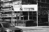 Image of sheet 19890400 photo 5: Die städtische Siedlung Erismannhof wurde 1926 erbaut und dieses Jahr renoviert. Sie steht eingerüstet. Alt Stadtpräsident Landoltbeobachtete kurz die Bestzung des Neumarkt Theaters durch Kurdische Flüchtlinge. Die BesetzerInnen bekommen Besuch. Ein Jogger am Limmatquai. Ein Obdachloser Mann auf einer öffentlichen Sitzbank. Die Tamilischen Asylbewerber sizten daneben. Zwei bepackte Frauen spazieren durch die Stadt. Ruth hat fotografiert.