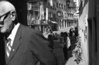 Image of sheet 19890400 photo 6: Alt Stadtpräsident Landoltbeobachtete kurz die Bestzung des Neumarkt Theaters durch Kurdische Flüchtlinge.