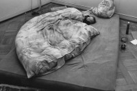 Image of sheet 19890410 photo 33: Baby Aischa Reisner Vaterlaus schläft im bett in besetztem Haus limmatstr. 117 . 1989 Zürich Kreis fünf 5 housing 
√ Wohnen Wohnungsnot Besetzung Schweiz Switzerland Europe