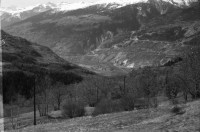 Image of sheet 19890420 photo 13: Däne Daniel Salzgeber und Mäse Spalinger Cathys Bauch als Zigarettenraucher In. Chemie Fabrik Lonza. Im Appenzell Ausserrhoden marschieren die Männer zum letztenmal an die von ihnen allein bestimmte Landsgemeinde. Sie tragen Dolche am Gürtel. Auch im Schaufenster der Bäckerei liegt ein Säbel. Junge Burschen auf dem Weg zur Landsgemeinde in Hundwil. Kanton Appenzell 
Hundwil is a municipality in the canton of Appenzell Ausserrhoden in Switzerland 1989
