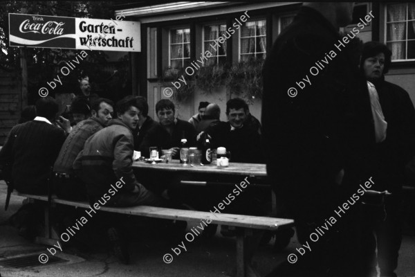 Image of sheet 19890430 photo 1: Landsgemeinde Appenzell 1989

An der Landsgemeinde in Hundwil, Appenzell Aussenrohden, stimmen die Männer zum letzten Mal unter sich ab. 05.89