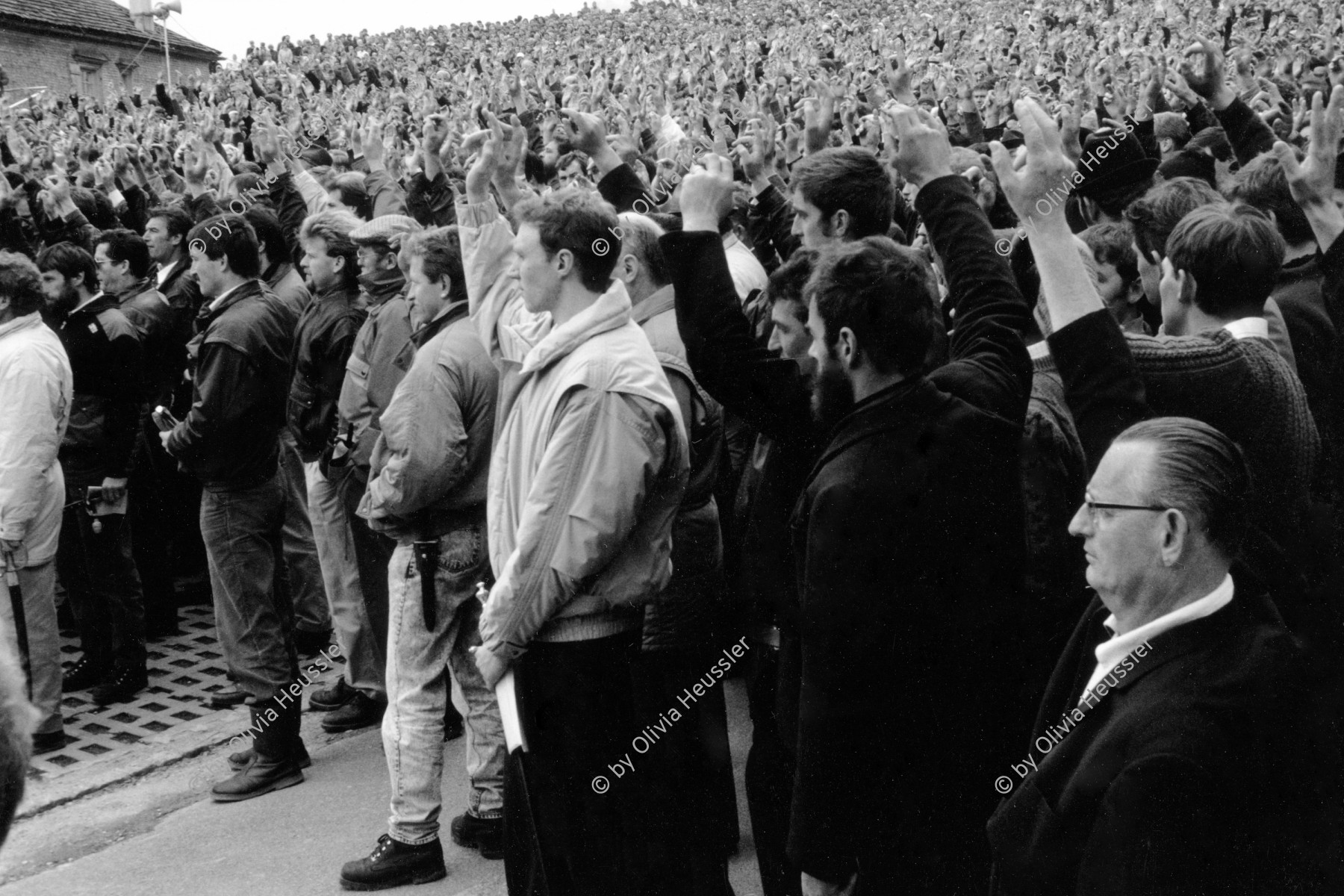 Image of sheet 19890430 photo 24: Die Männer in Appenzell Ausserrohden stimmen zum letzten Mal unter sich ab. 05.89
Landsgemeinde Schweiz Switzerland Europe politics Abstimmung 

Men in Kanton Appenzell Ausserrhoden are voting for the last time without women right to vote. 1989 √ political rights 

zurück von Libération, Paris 2015