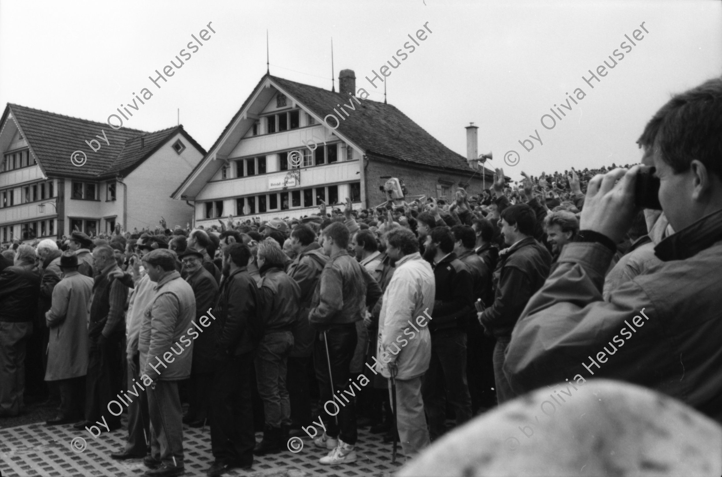 Image of sheet 19890430 photo 25: Landsgemeinde Appenzell 1989

An der Landsgemeinde in Hundwil, Appenzell Aussenrohden, stimmen die Männer zum letzten Mal unter sich ab. 05.89