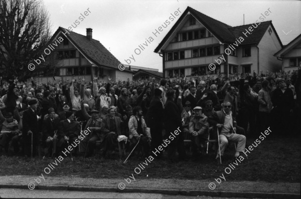 Image of sheet 19890430 photo 35: Landsgemeinde Appenzell 1989

An der Landsgemeinde in Hundwil, Appenzell Aussenrohden, stimmen die Männer zum letzten Mal unter sich ab. 05.89