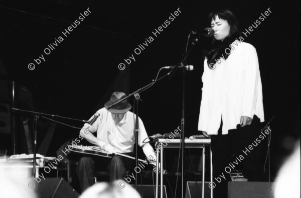 Image of sheet 19890450 photo 11: Fred Frith an einem Konzert mit ? der Japanerin. in der roten Fabrik am Taktlos Festival.