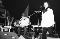 Image of sheet 19890450 photo 5: Fred Frith an einem Konzert mit ? der Japanerin. in der roten Fabrik am Taktlos Festival.