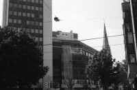 Image of sheet 19890470 photo 4: Ziviler Polizist mit Funk am Helvetiaplatz. drittes 3. Refugium der kurdischen Asylbewerber Innen. am Werplatz in der GBH Strassburgstr. Ligihaus. Städtische Liegenschaftsverwaltung Stadt Zürich Tauben an einem Brunnenrand. Portrait Felix von Muralt am Bahnhof vor Uhr ohne Zeiger. Plattenspieler. Transparent hängt an besetzten Haus an Ankerstr. 124. Enteignet. 'Nur noch ständig für die Miete schaffen? Greifen wir lieber Alle zu den Werkzeugen!! kommt Wohnen vor Eigendumm. Fahrradpneu mit Schutzblech am falschen Ort. Zweierstrasse wird
bemalt. Taube und kanninchen von einem Zauberer in bepflanzten Hof von abgebrochener Zweierstasse 55  Dreieck Wohnungsnot housing protest occupy Zürich 1989 Switzerland Schweiz Suisse
