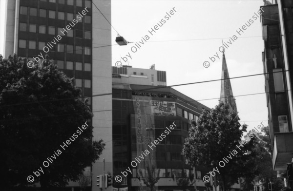 Image of sheet 19890470 photo 4: Ziviler Polizist mit Funk am Helvetiaplatz. drittes 3. Refugium der kurdischen Asylbewerber Innen. am Werplatz in der GBH Strassburgstr. Ligihaus. Städtische Liegenschaftsverwaltung Stadt Zürich Tauben an einem Brunnenrand. Portrait Felix von Muralt am Bahnhof vor Uhr ohne Zeiger. Plattenspieler. Transparent hängt an besetzten Haus an Ankerstr. 124. Enteignet. 'Nur noch ständig für die Miete schaffen? Greifen wir lieber Alle zu den Werkzeugen!! kommt Wohnen vor Eigendumm. Fahrradpneu mit Schutzblech am falschen Ort. Zweierstrasse wird
bemalt. Taube und kanninchen von einem Zauberer in bepflanzten Hof von abgebrochener Zweierstasse 55  Dreieck Wohnungsnot housing protest occupy Zürich 1989 Switzerland Schweiz Suisse