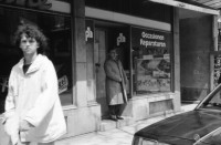 Image of sheet 19890470 photo 7: Ziviler Polizist mit Funk am Helvetiaplatz. drittes 3. Refugium der kurdischen Asylbewerber Innen. am Werplatz in der GBH Strassburgstr. Ligihaus. Städtische Liegenschaftsverwaltung Stadt Zürich Tauben an einem Brunnenrand. Portrait Felix von Muralt am Bahnhof vor Uhr ohne Zeiger. Plattenspieler. Transparent hängt an besetzten Haus an Ankerstr. 124. Enteignet. 'Nur noch ständig für die Miete schaffen? Greifen wir lieber Alle zu den Werkzeugen!! kommt Wohnen vor Eigendumm. Fahrradpneu mit Schutzblech am falschen Ort. Zweierstrasse wird
bemalt. Taube und kanninchen von einem Zauberer in bepflanzten Hof von abgebrochener Zweierstasse 55  Dreieck Wohnungsnot housing protest occupy Zürich 1989 Switzerland Schweiz Suisse
