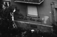 Image of sheet 19890480 photo 14: frtsg. 890470 an der besetzten Zweierstrasse 53 in Zürich im Innenhof Taube und Hase. Der Zauberer Robespierre. Im Cabaré spielt Gabriel Magos am Klavier. Die Leute besammeln sich mit ihren Möbeln auf dem Gehsteig. Die Polizei besetzt das Haus. Grenadierin Polizeibeamtin mit Helm. unbek. Christoph Egle fotografiert versteckt aus einer Wohnung. Ein Liebespaar küsst sich vor den Grenadieren Polizeibeamten. Zürich 1989 Aussersihl Kreis 4 Dreieck
Wohnungsnot wohnen protest housing occupy house housing protest