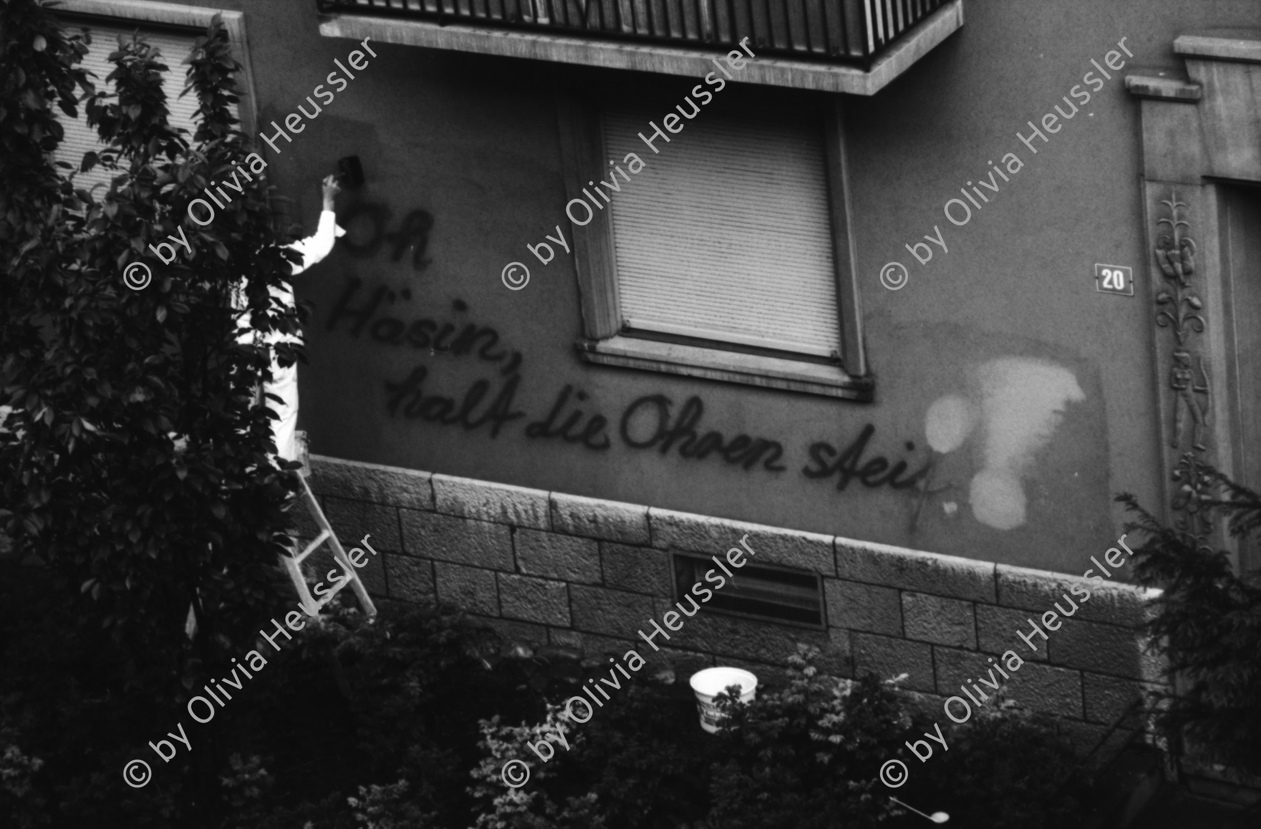 Image of sheet 19890480 photo 14: frtsg. 890470 an der besetzten Zweierstrasse 53 in Zürich im Innenhof Taube und Hase. Der Zauberer Robespierre. Im Cabaré spielt Gabriel Magos am Klavier. Die Leute besammeln sich mit ihren Möbeln auf dem Gehsteig. Die Polizei besetzt das Haus. Grenadierin Polizeibeamtin mit Helm. unbek. Christoph Egle fotografiert versteckt aus einer Wohnung. Ein Liebespaar küsst sich vor den Grenadieren Polizeibeamten. Zürich 1989 Aussersihl Kreis 4 Dreieck
Wohnungsnot wohnen protest housing occupy house housing protest