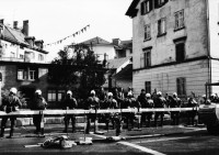 Image of sheet 19890480 photo 20: Grenadieren Polizeibeamten. Aussersihl Kreis 4 Dreieck
Wohnungsnot wohnen protest housing occupy house housing protest Helme