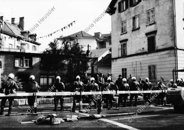 Image of sheet 19890480 photo 20: Grenadieren Polizeibeamten. Aussersihl Kreis 4 Dreieck
Wohnungsnot wohnen protest housing occupy house housing protest Helme