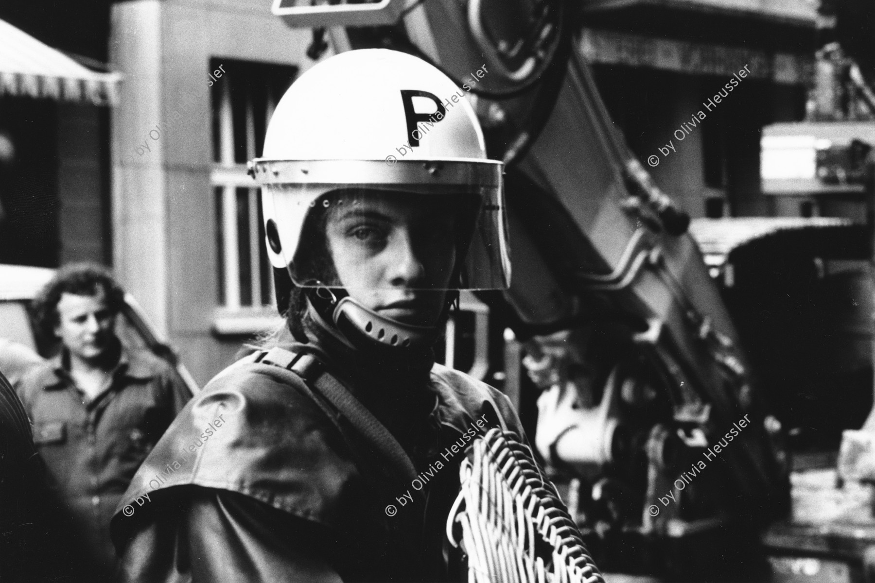 Image of sheet 19890480 photo 29: vor der besetzten Zweierstrasse 53 in Zürich Die Polizei besetzt das Haus. Grenadierin Polizei beamtin im Einsatz mit Helm. Zürich 1989 Aussersihl Kreis 4 √
vier female police policer helmet schild 
Schweiz swiss Switzerland Europe
Wohnungsnot wohnen housing occupied house abbruch Dreieck