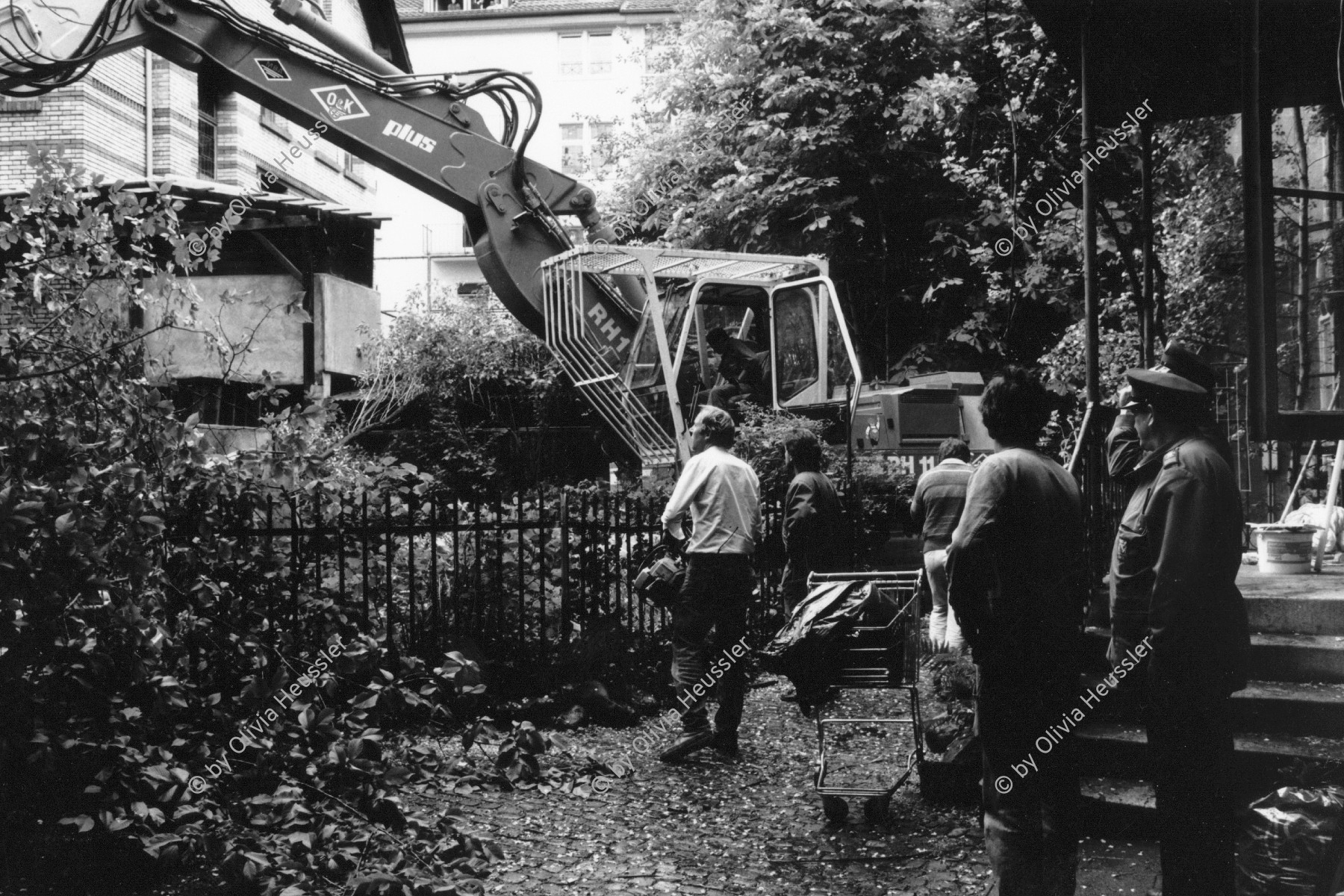 Image of sheet 19890490 photo 16: Die Polizei besetzt das Haus. Zürich 1989 Aussersihl Kreis vier 4 √ Dreieck Housing protest Wohnungsnot Besetzung housing occupied hous Wohnen Wohnungsmangel 
Schweiz swiss Switzerland Europe