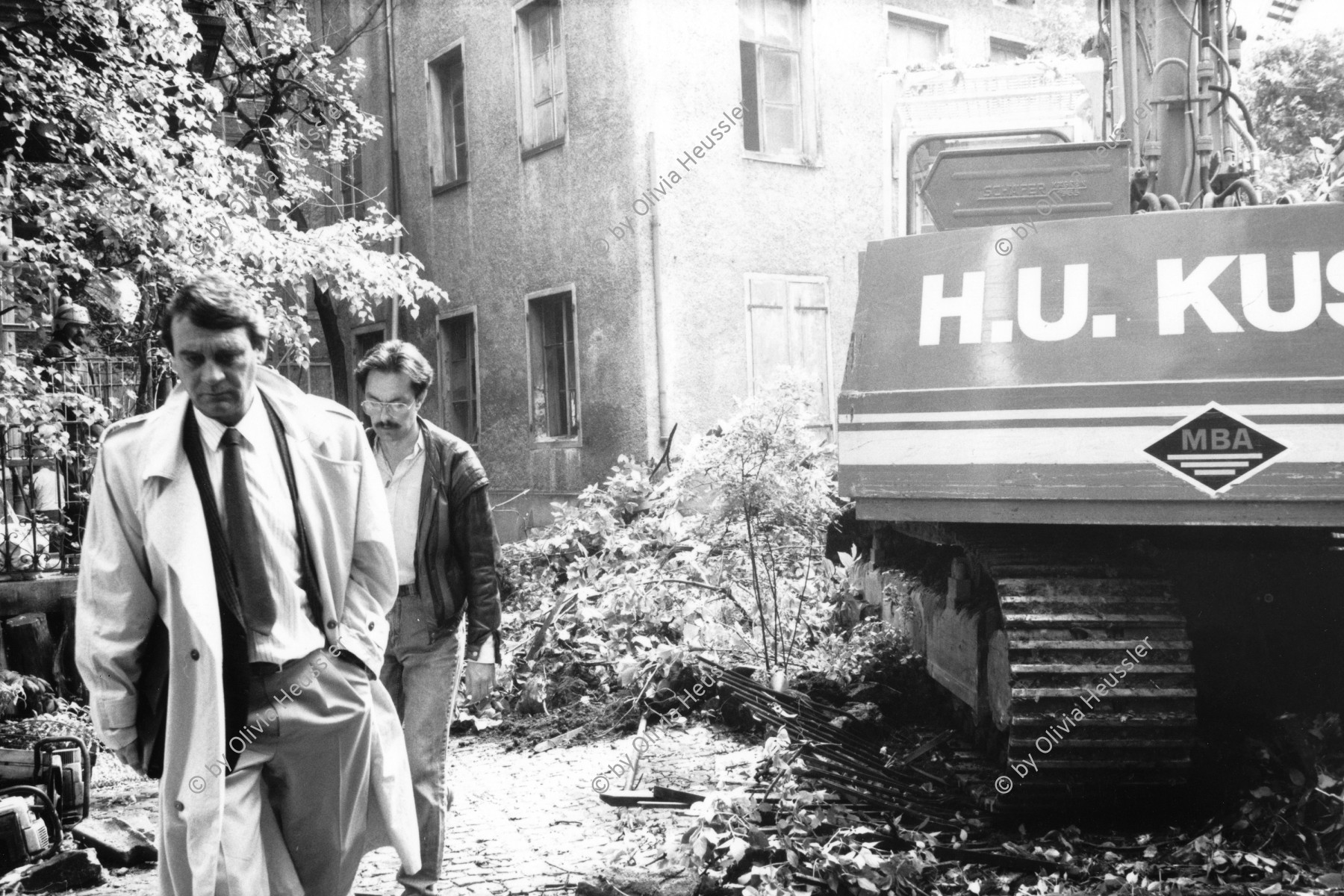 Image of sheet 19890490 photo 21: Wohnungsnot Besetzung Wohnungsmangel 

an der besetzten Zweierstrasse 53 in Zürich im Innenhof schweres Baugerät Trax und Bauführer. während der Räumung Die Polizei besetzt das Haus. Zürich 1989 Aussersihl Kreis 4 √ occupy housing protest Dreieck Housing Wohnungsnot Besetzung occupied hous Wohnen Wohnungsmangel 
Schweiz swiss Switzerland Europe