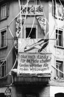 Image of sheet 19890490 photo 27: Wohnungsnot Besetzung Wohnungsmangel Transparent
«Nur noch ständig für die Miete schaffen? Greifen wir lieber Alle zu den Werkzeugen!!»
Speckulair