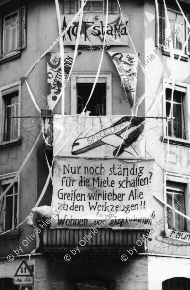 Image of sheet 19890490 photo 27: Wohnungsnot Besetzung Wohnungsmangel Transparent
«Nur noch ständig für die Miete schaffen? Greifen wir lieber Alle zu den Werkzeugen!!»
Speckulair