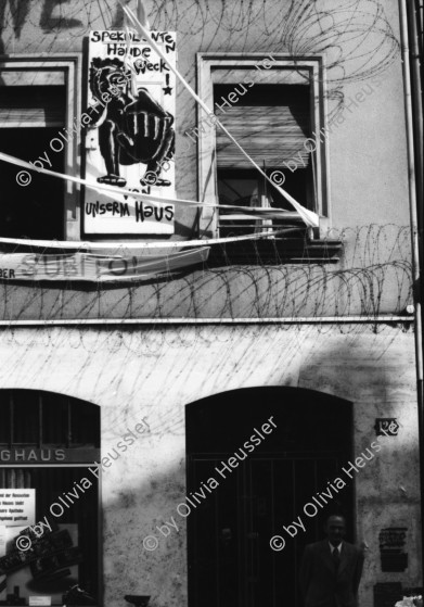 Image of sheet 19890490 photo 31: Auch ein ausgestopfter Grenadier hängt da. Abbruch Zweierstrasse 53 Nr. 19890680
Wohnungsnot Besetzung Wohnungsmangel