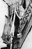 Image of sheet 19890490 photo 32: Das Haus Ankerstrasse 124 ist mit gerolltem Stacheldraht verbarikadiert. Auch ein ausgestopfter Grenadier hängt da. Abbruch Zweierstrasse 53 Nr. 19890680
Wohnungsnot Besetzung Wohnungsmangel