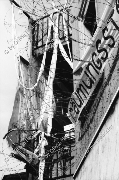 Image of sheet 19890490 photo 32: Das Haus Ankerstrasse 124 ist mit gerolltem Stacheldraht verbarikadiert. Auch ein ausgestopfter Grenadier hängt da. Abbruch Zweierstrasse 53 Nr. 19890680
Wohnungsnot Besetzung Wohnungsmangel