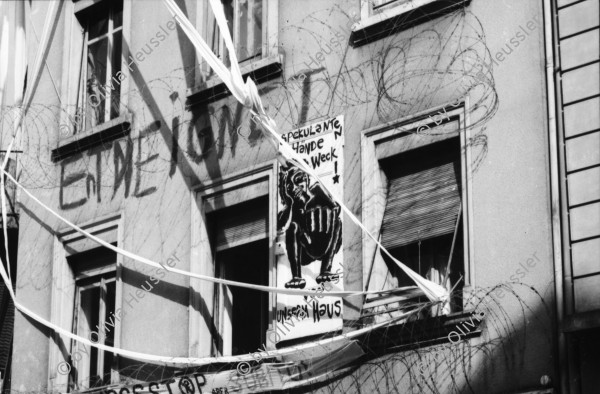 Image of sheet 19890490 photo 37: Auch ein ausgestopfter Grenadier hängt da. Abbruch 
Wohnungsnot Besetzung Wohnungsmangel