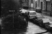 Image of sheet 19890510 photo 0: Wird heute geräumt? Ich stehe im Behindertenheim und beobachte das Haus Limmatstrasse 217. Es geschieht nichts. Schaum auf Wasser. Leo und Frank Braun im Tessin. Bahnarbeiter Siedlung beim Güterbahnhof. Im Innenhof Limmatstrasse gibt es ein Frühstück. Küche. Kreis 4. Schuhe in der Limmatstrasse 217. Erismannhof eingerüstet. Dany liegt auf Gerüst und döst mit einem Bier. Die Fassade wird bemalt. Mit Testfarben. Die Renovation beginnt. Zürich 1989 Viadukt