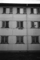 Image of sheet 19890510 photo 21: Wird heute geräumt? Ich stehe im Behindertenheim und beobachte das Haus Limmatstrasse 217. Es geschieht nichts. Schaum auf Wasser. Leo und Frank Braun im Tessin. Bahnarbeiter Siedlung beim Güterbahnhof. Im Innenhof Limmatstrasse gibt es ein Frühstück. Küche. Kreis 4. Schuhe in der Limmatstrasse 217. Erismannhof eingerüstet. Dany liegt auf Gerüst und döst mit einem Bier. Die Fassade wird bemalt. Mit Testfarben. Die Renovation beginnt. Zürich 1989 Viadukt