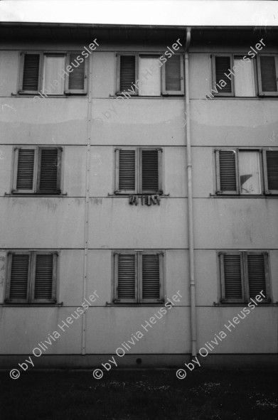 Image of sheet 19890510 photo 21: Wird heute geräumt? Ich stehe im Behindertenheim und beobachte das Haus Limmatstrasse 217. Es geschieht nichts. Schaum auf Wasser. Leo und Frank Braun im Tessin. Bahnarbeiter Siedlung beim Güterbahnhof. Im Innenhof Limmatstrasse gibt es ein Frühstück. Küche. Kreis 4. Schuhe in der Limmatstrasse 217. Erismannhof eingerüstet. Dany liegt auf Gerüst und döst mit einem Bier. Die Fassade wird bemalt. Mit Testfarben. Die Renovation beginnt. Zürich 1989 Viadukt