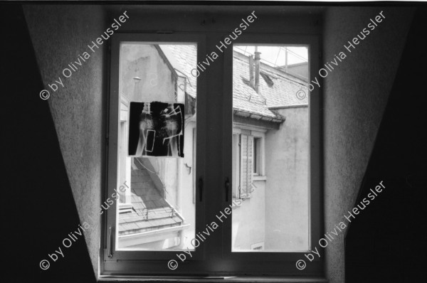 Image of sheet 19890510 photo 29: Wird heute geräumt? Ich stehe im Behindertenheim und beobachte das Haus Limmatstrasse 217. Es geschieht nichts. Schaum auf Wasser. Leo und Frank Braun im Tessin. Bahnarbeiter Siedlung beim Güterbahnhof. Im Innenhof Limmatstrasse gibt es ein Frühstück. Küche. Kreis 4. Schuhe in der Limmatstrasse 217. Erismannhof eingerüstet. Dany liegt auf Gerüst und döst mit einem Bier. Die Fassade wird bemalt. Mit Testfarben. Die Renovation beginnt. Zürich 1989 Viadukt