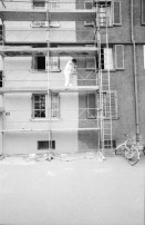 Image of sheet 19890510 photo 3: Wird heute geräumt? Ich stehe im Behindertenheim und beobachte das Haus Limmatstrasse 217. Es geschieht nichts. Schaum auf Wasser. Leo und Frank Braun im Tessin. Bahnarbeiter Siedlung beim Güterbahnhof. Im Innenhof Limmatstrasse gibt es ein Frühstück. Küche. Kreis 4. Schuhe in der Limmatstrasse 217. Erismannhof eingerüstet. Dany liegt auf Gerüst und döst mit einem Bier. Die Fassade wird bemalt. Mit Testfarben. Die Renovation beginnt. Zürich 1989 Viadukt