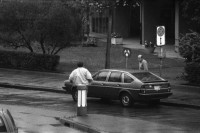 Image of sheet 19890510 photo 3: Wird heute geräumt? Ich stehe im Behindertenheim und beobachte das Haus Limmatstrasse 217. Es geschieht nichts. Schaum auf Wasser. Leo und Frank Braun im Tessin. Bahnarbeiter Siedlung beim Güterbahnhof. Im Innenhof Limmatstrasse gibt es ein Frühstück. Küche. Kreis 4. Schuhe in der Limmatstrasse 217. Erismannhof eingerüstet. Dany liegt auf Gerüst und döst mit einem Bier. Die Fassade wird bemalt. Mit Testfarben. Die Renovation beginnt. Zürich 1989 Viadukt
