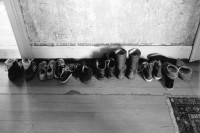Image of sheet 19890510 photo 30: Schuhe in der Limmatstrasse 217. 
Kreis 5 fünf Zürich 1989 √ Besetzung Wohnungsnot Wohnen housing protest WG Wohngemeinschaft  occupied house Schweiz Switzerland Europe shoes boot