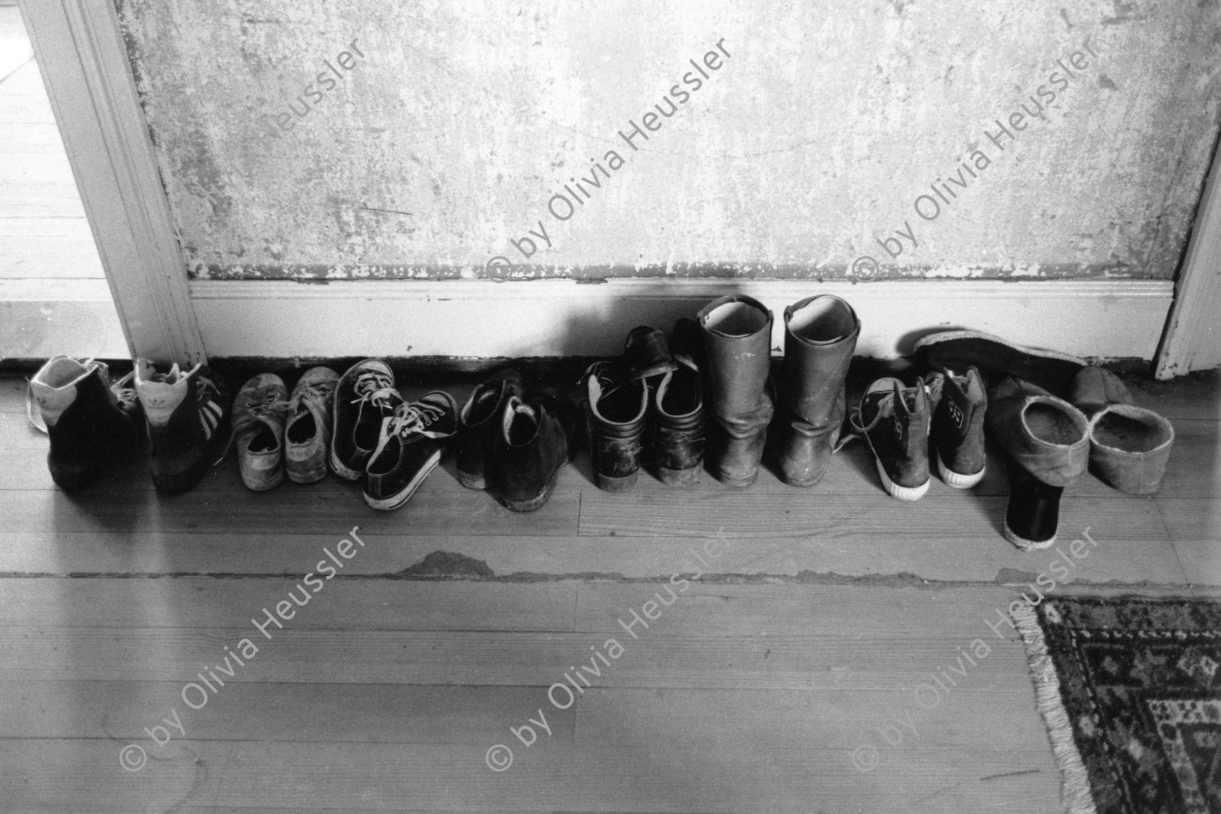 Image of sheet 19890510 photo 30: Schuhe in der Limmatstrasse 217. 
Kreis 5 fünf Zürich 1989 √ Besetzung Wohnungsnot Wohnen housing protest WG Wohngemeinschaft  occupied house Schweiz Switzerland Europe shoes boot