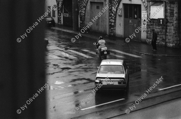 Image of sheet 19890510 photo 5: Wird heute geräumt? Ich stehe im Behindertenheim und beobachte das Haus Limmatstrasse 217. Es geschieht nichts. Schaum auf Wasser. Leo und Frank Braun im Tessin. Bahnarbeiter Siedlung beim Güterbahnhof. Im Innenhof Limmatstrasse gibt es ein Frühstück. Küche. Kreis 4. Schuhe in der Limmatstrasse 217. Erismannhof eingerüstet. Dany liegt auf Gerüst und döst mit einem Bier. Die Fassade wird bemalt. Mit Testfarben. Die Renovation beginnt. Zürich 1989 Viadukt