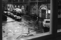 Image of sheet 19890510 photo 6: Wird heute geräumt? Ich stehe im Behindertenheim und beobachte das Haus Limmatstrasse 217. Es geschieht nichts. Schaum auf Wasser. Leo und Frank Braun im Tessin. Bahnarbeiter Siedlung beim Güterbahnhof. Im Innenhof Limmatstrasse gibt es ein Frühstück. Küche. Kreis 4. Schuhe in der Limmatstrasse 217. Erismannhof eingerüstet. Dany liegt auf Gerüst und döst mit einem Bier. Die Fassade wird bemalt. Mit Testfarben. Die Renovation beginnt. Zürich 1989 Viadukt
